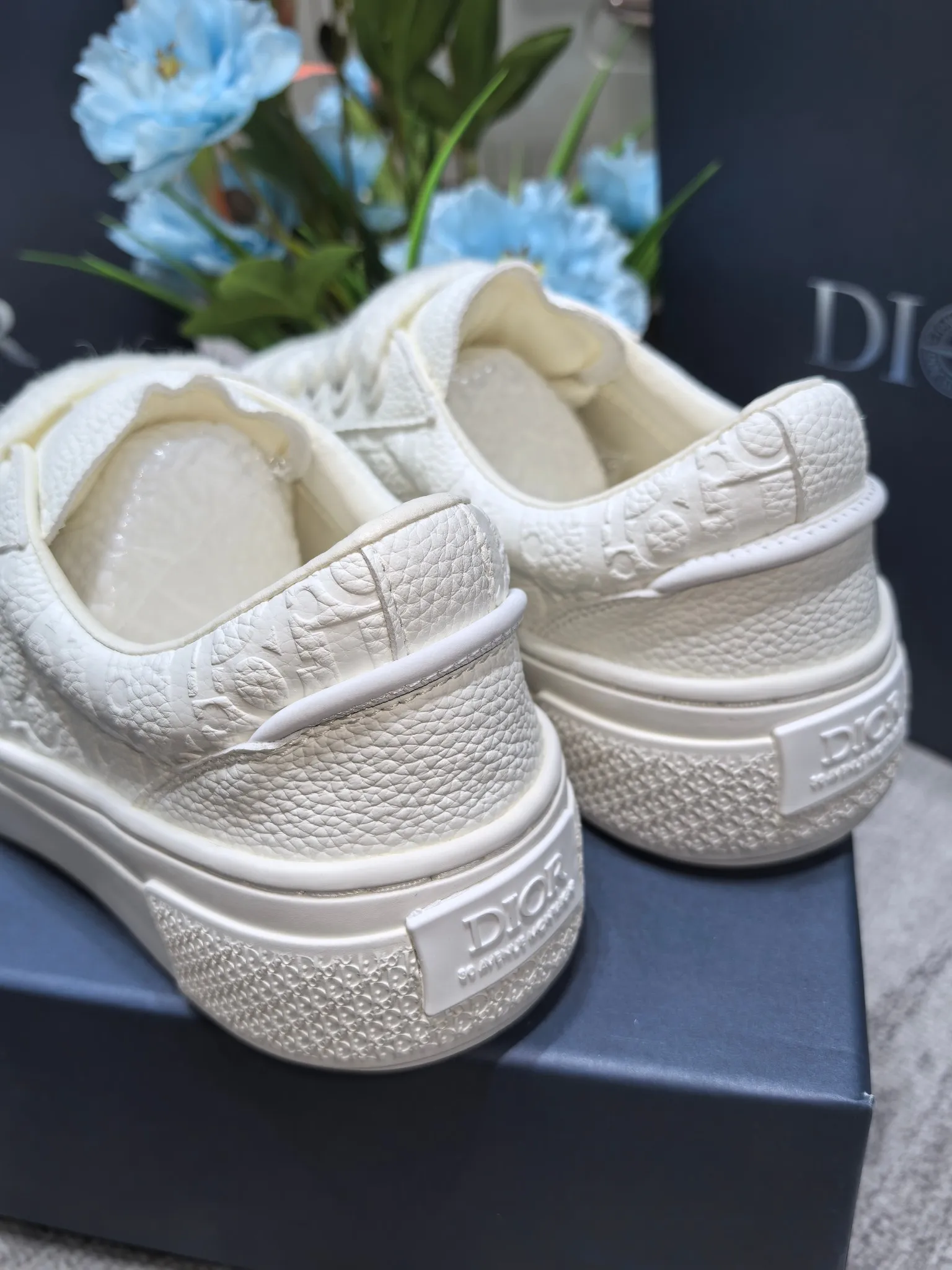 👟👟Ex-factory price 560👟👟 New Dior casual shoes for couples. Dior's casual style has been reinterpreted to highlight the spirit of futurism. Carefully crafted from ultra-light white rubber and decorated with curved cannage pattern Cosmo pattern, it reinterprets the classic design. It highlights the sports and leisure style and can be matched with all kinds of casual outfits this season. The TPU outsole creates a refined look. 35-45